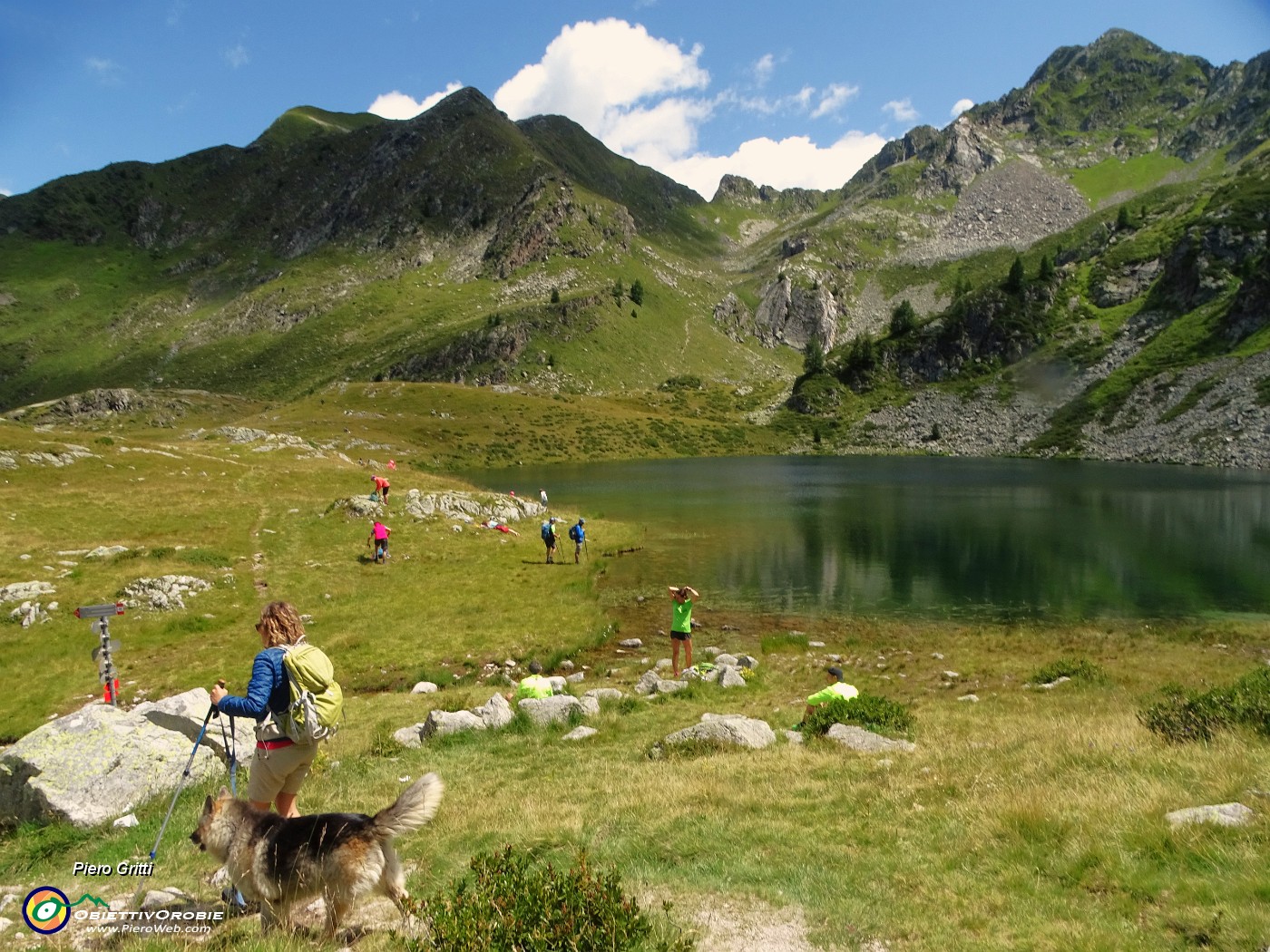 38 Al Lago grande (2030 m) con di fronte  la Valle dei lupi e a dx Cima Cadelle.JPG